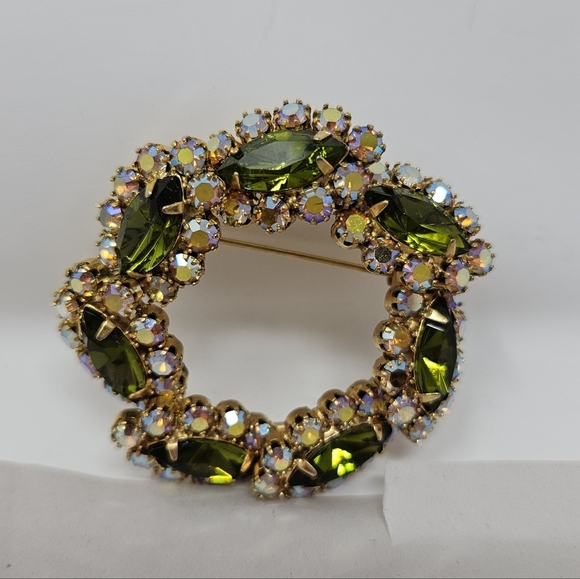 Vtg Brooch Peridot-Aurora Gem Wreath Shape Green & Clear Iridescence Rhinestones - Picture 2 of 4